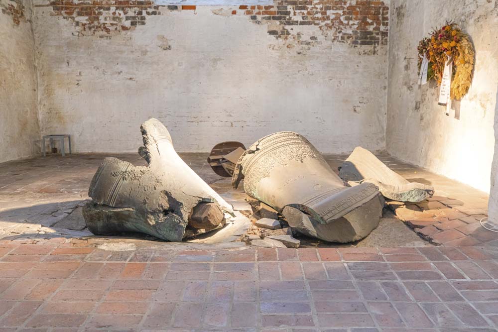 De fallna kyrkklockorna i Mariakyrkan, Lübeck.