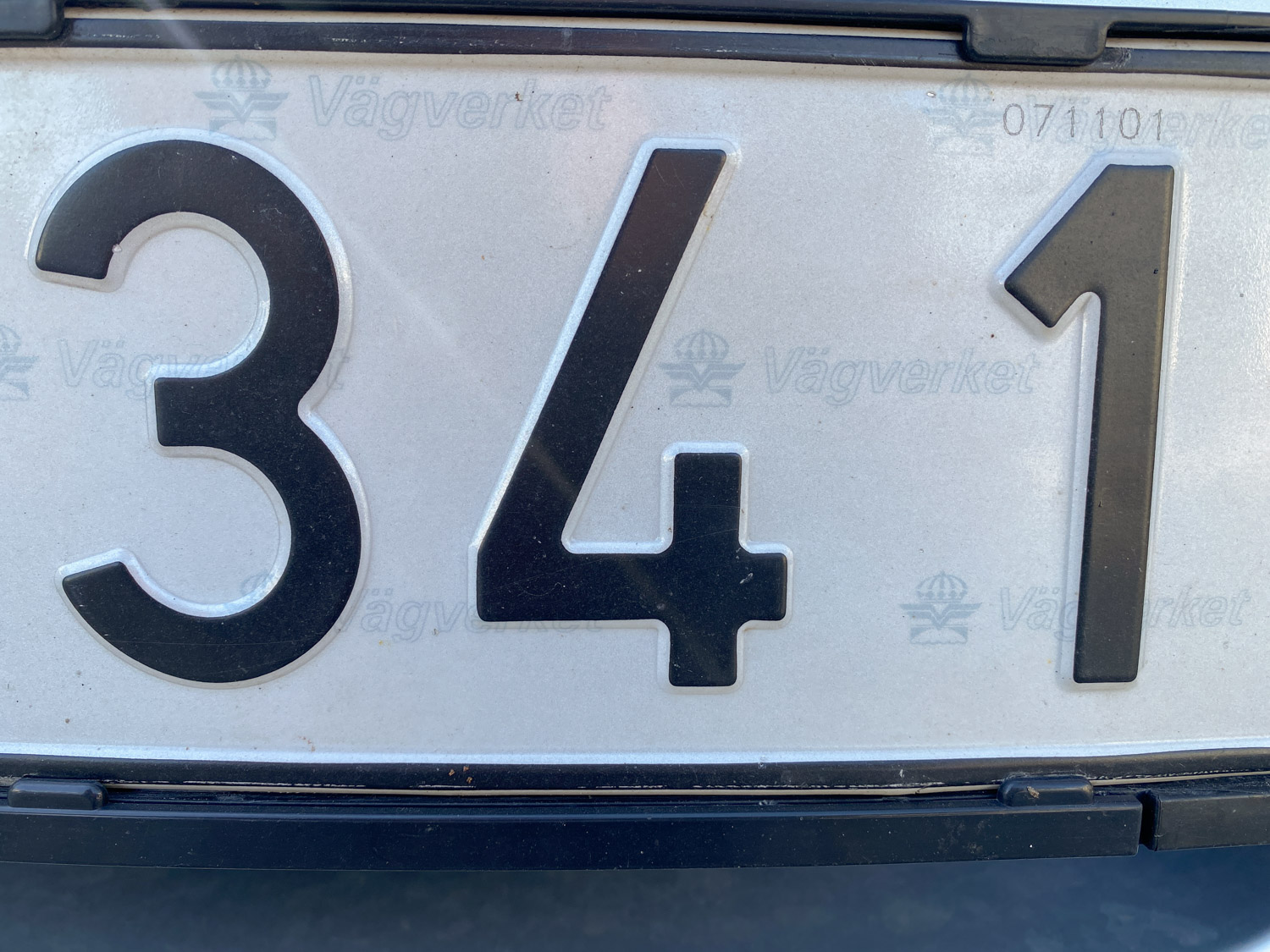Registreringsskylt på ett fordon. Man ser bara siffrorna, 341.