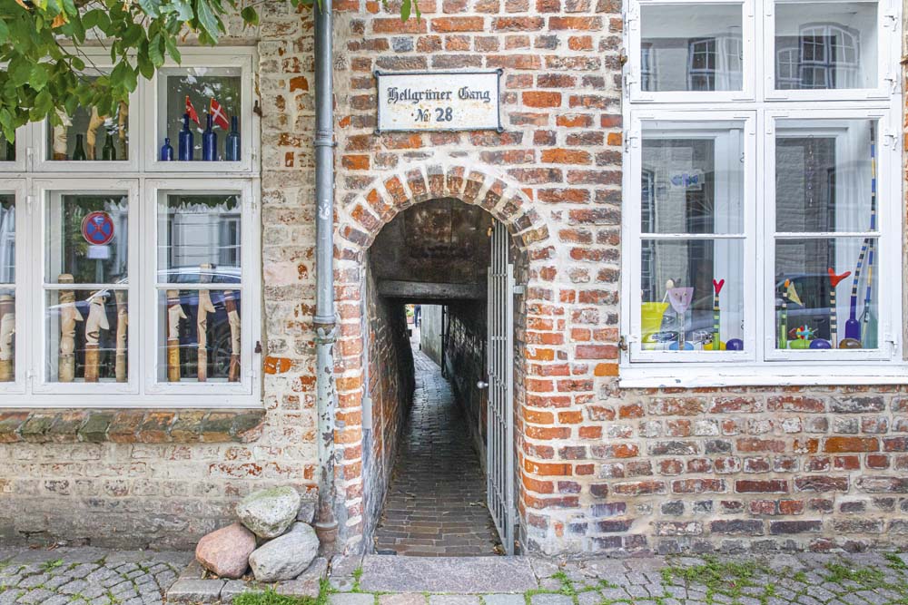 Gång till innergård i Lübeck.