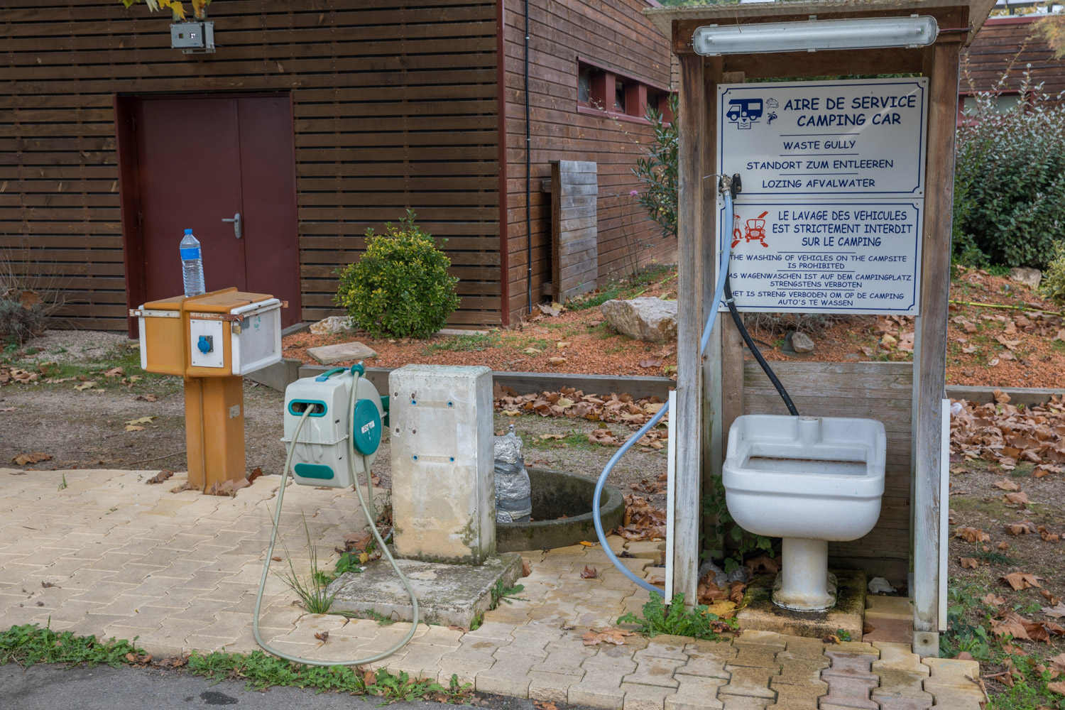 Plats för tömning av gråvatten, latrin och påfyllning av färskvatten.
