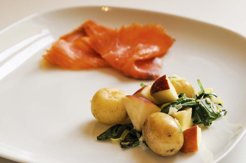 Rökt lax med mandelpotatis och äpple