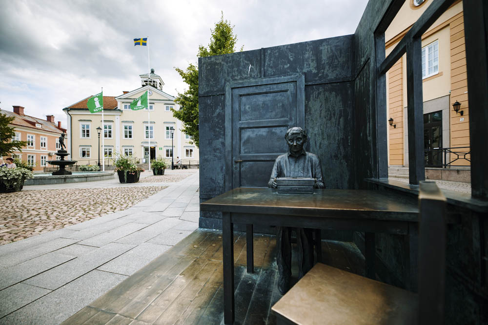 Astrid Lindgrens staty och Rådhuset, Vimmerby. Bild: Alexander Hall.