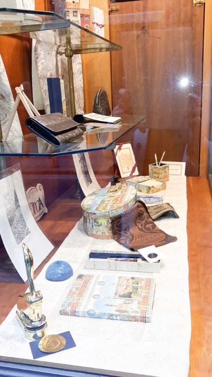 Skyltfönster i hantverkarbutik i Oltrarno.