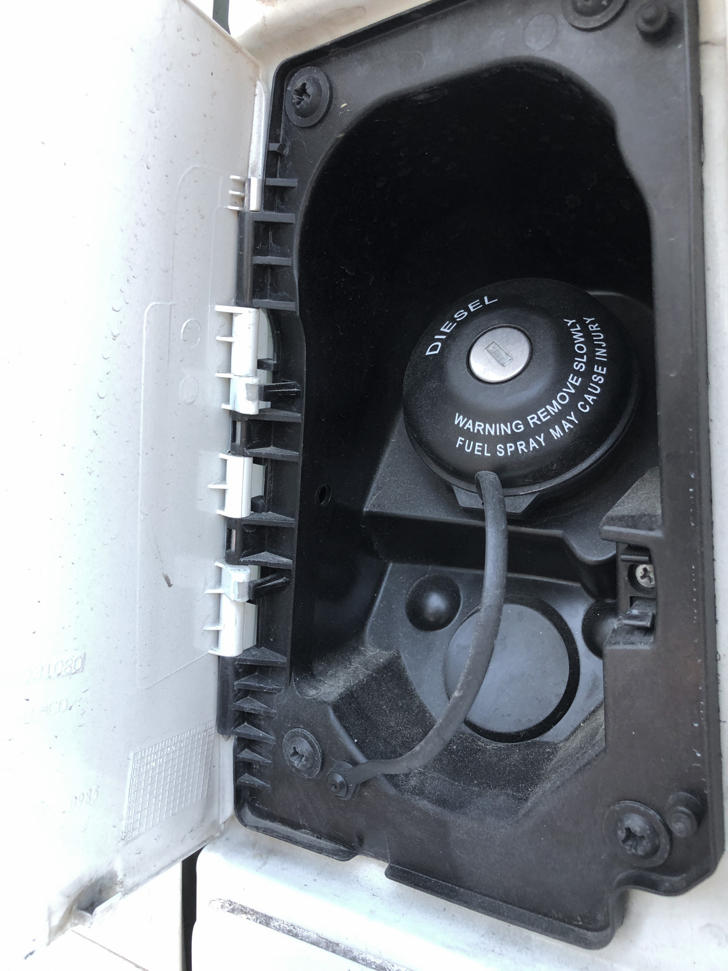 Tanklucka på husbil. Det står diesel på tanklocket.