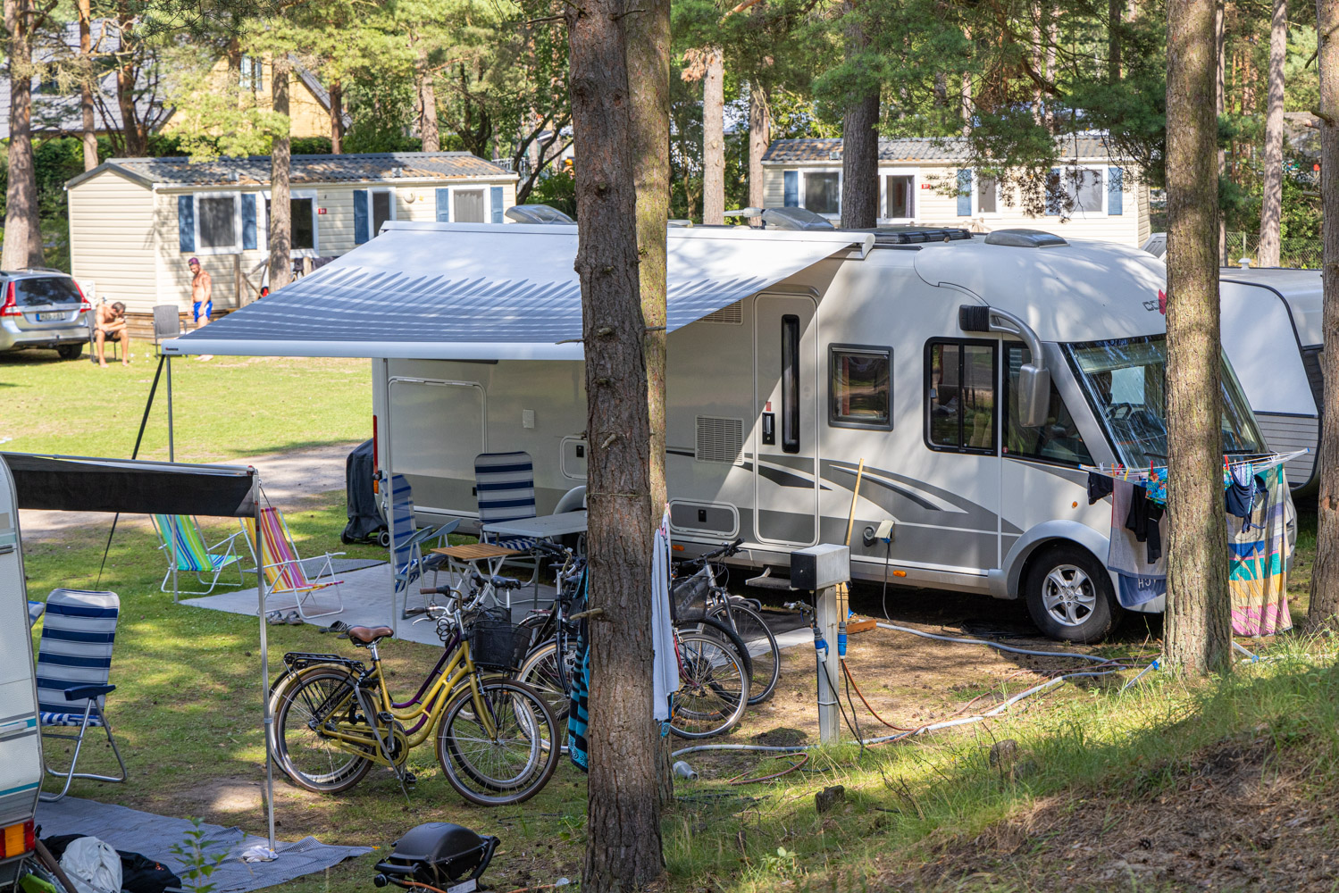 Camping där det är svårt att se gränsen mellan campingplatserna.