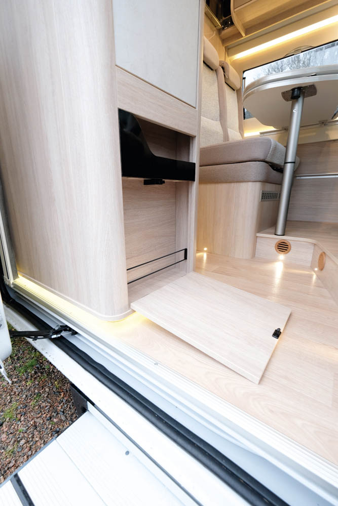 Rapido V55 skåp vid entré