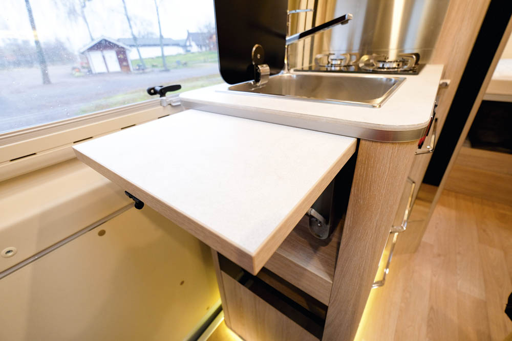 Rapido V55 kök. Hylla.