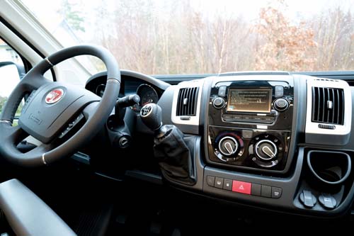 Förarmiljön i Chausson V697 Blackline Premium.