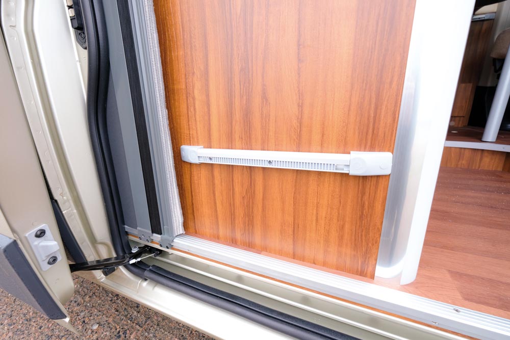 Karmann-Mobil Davis 600 köksenhet med fäste för bord