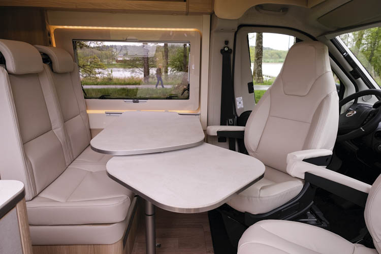 Dreamer Living Van dinett och förarmiljö