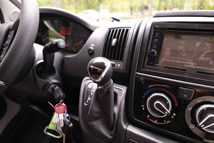 Dreamer Living Van Fiat Ducato förarmiljö