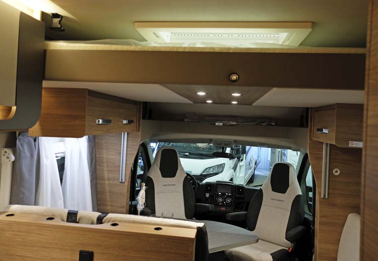 Weinsberg CaraSuite Edition Scandic 700 ME dinett och taksäng.