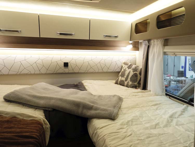 Weinsberg CaraSuite Edition Scandic 700 ME sovrum. Två höga enkelsängar.