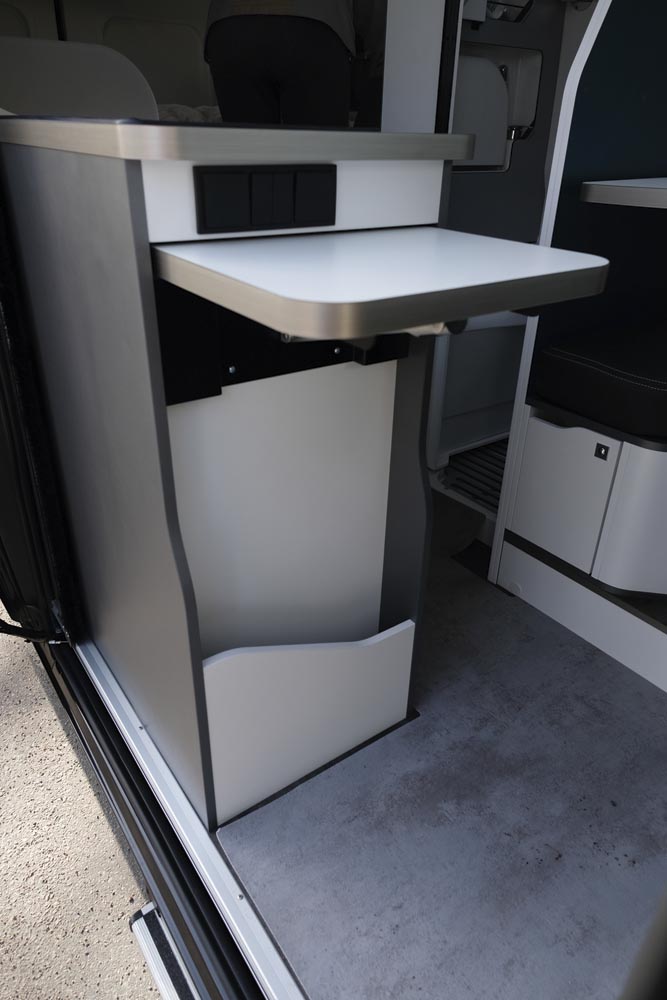 Skohylla och avställningsyta i köksenhetens kortsida.