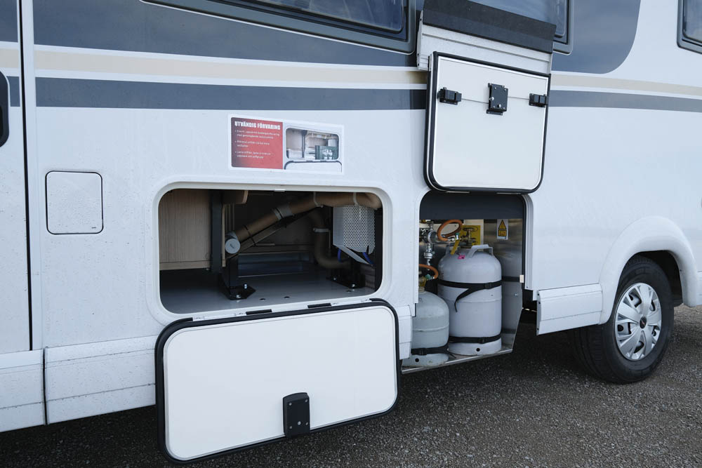 Malibu I 440 QB utvändig förvaring och lucka för gasoltuberna.