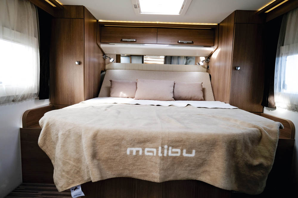 Malibu I 440 QB sovrum med queenbed.