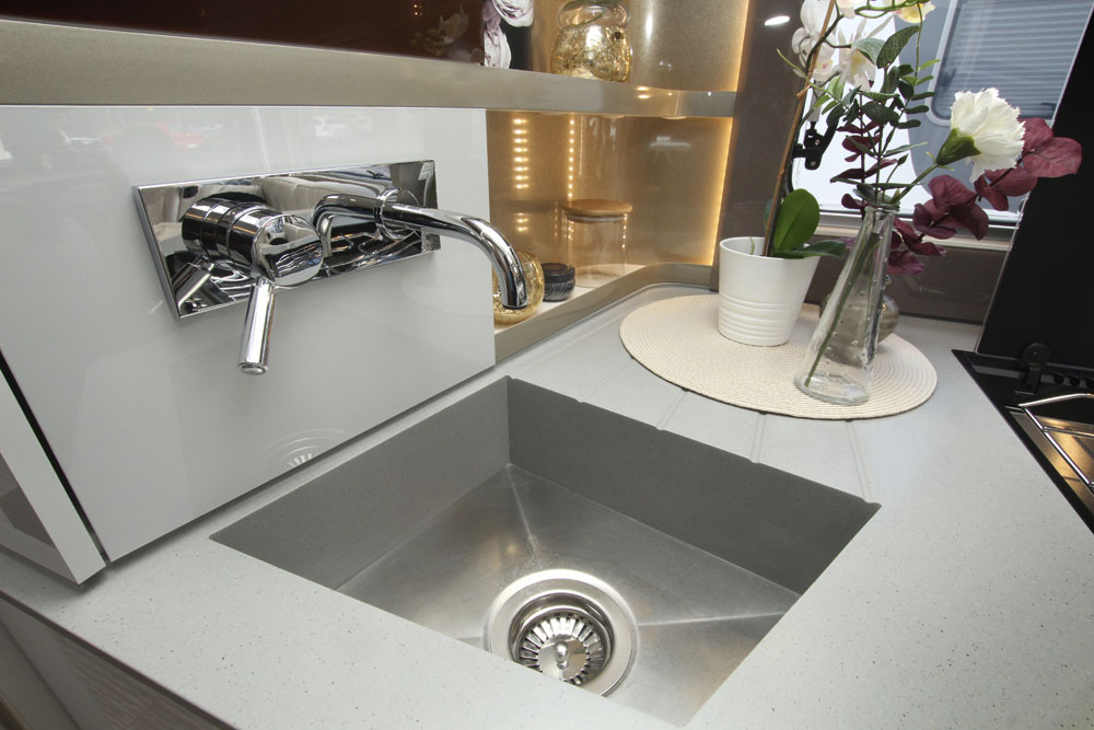 Bürstner Elegance i910G kök.