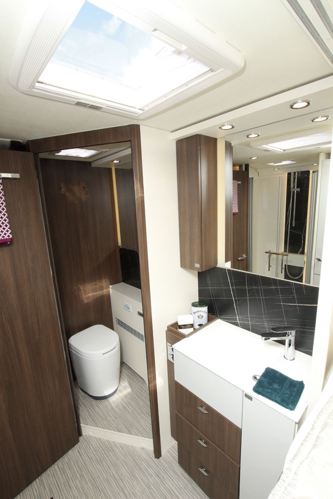 Bürstner Elegance i910G badrum.