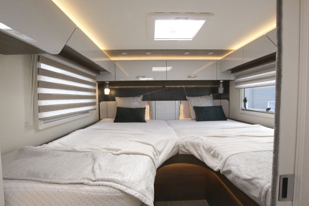 Bürstner Elegance I910G sovrum. Långbäddar.