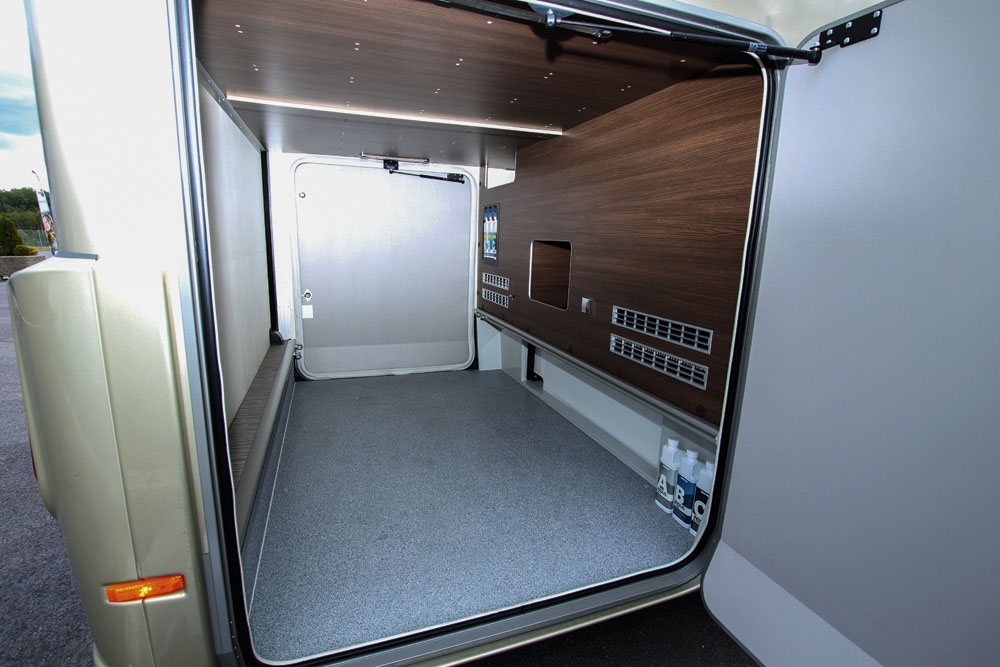 Bürstner Elegance i910G garage.