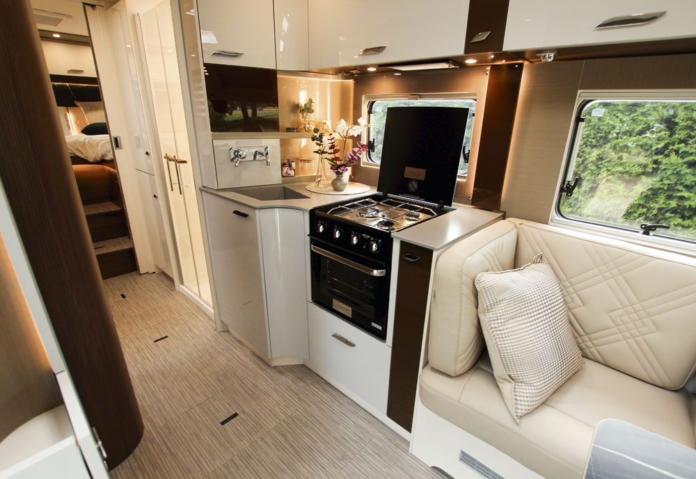 Bürstner Elegance i910G kök.