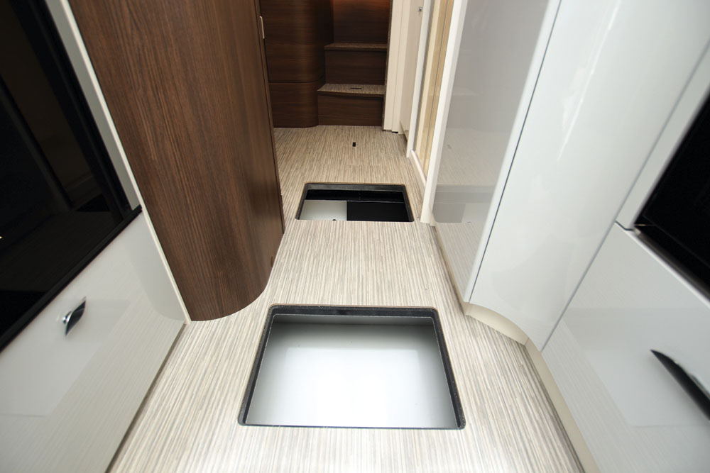 Bürstner Elegance i910G, Lastluckor i golv.