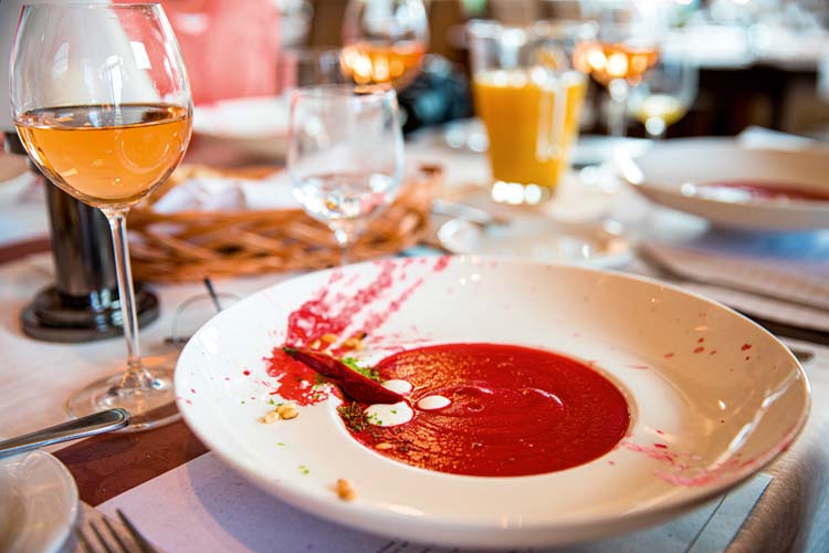 Smaka rödbetssoppan på restaurang Filharmonia.