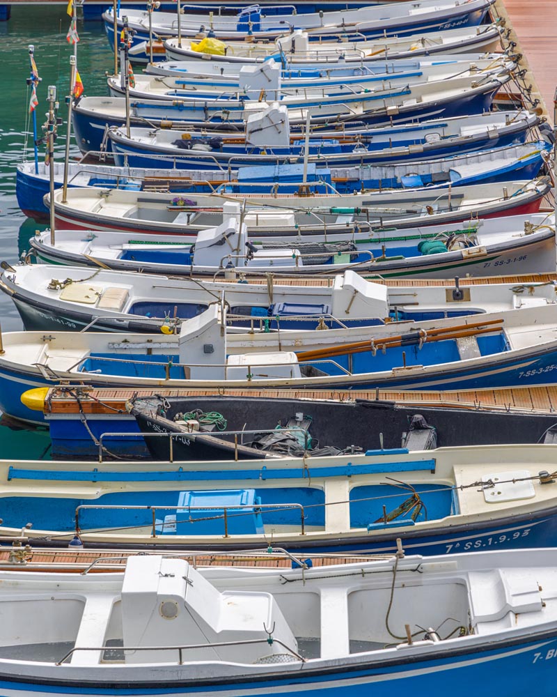 Många småbåtar av fisketyp i hamnen i Getaria.