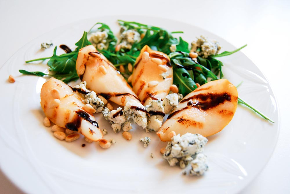 Sallad på grönmögelost och grillade päron