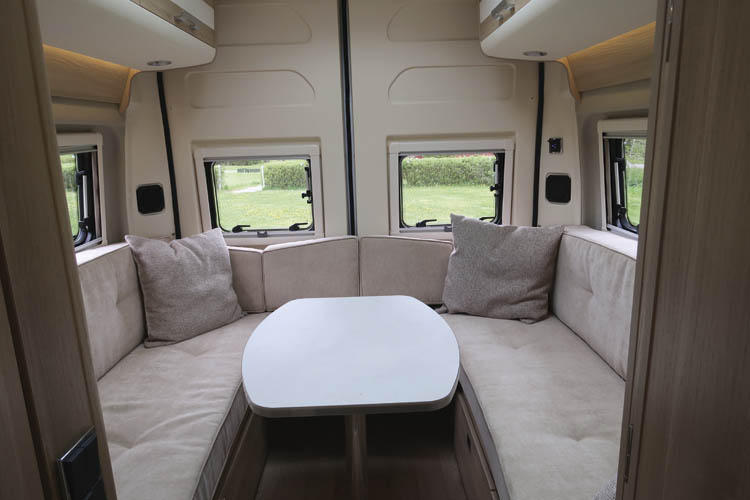 Dreamer Living Van u-soffa som kan bli en säng