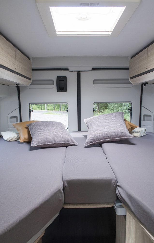 Adria Twin Axess 640 SL sovrum, enkelbäddar