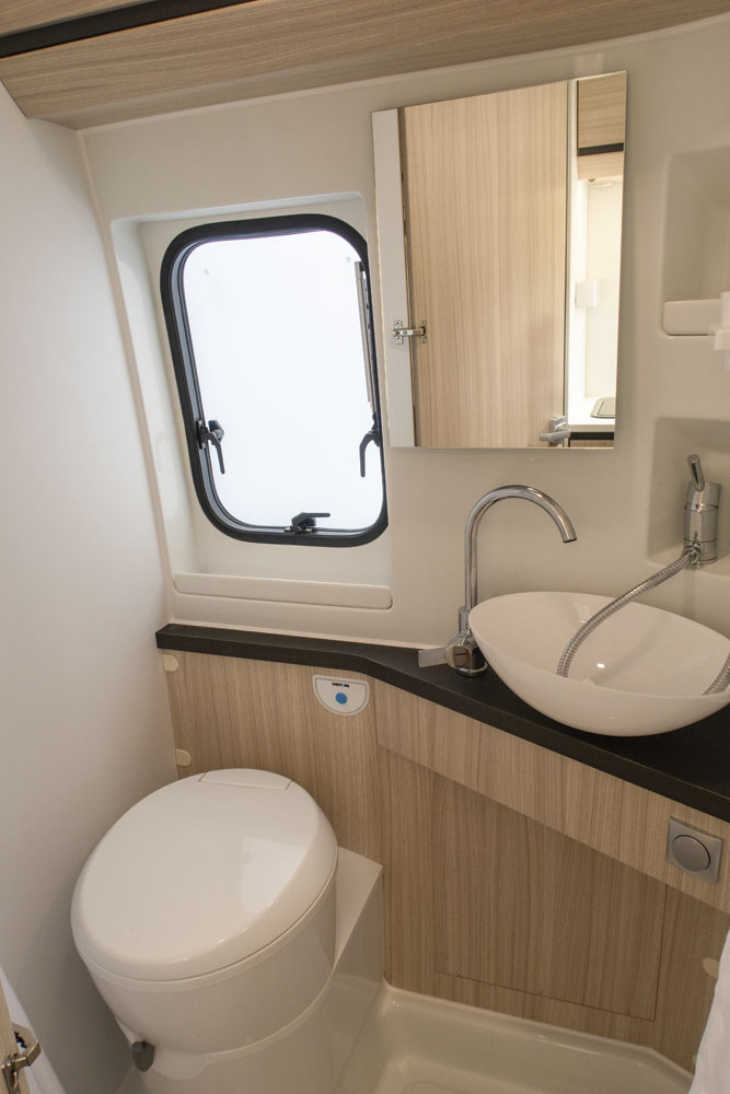 Adria Twin Axess 640 SL badrum