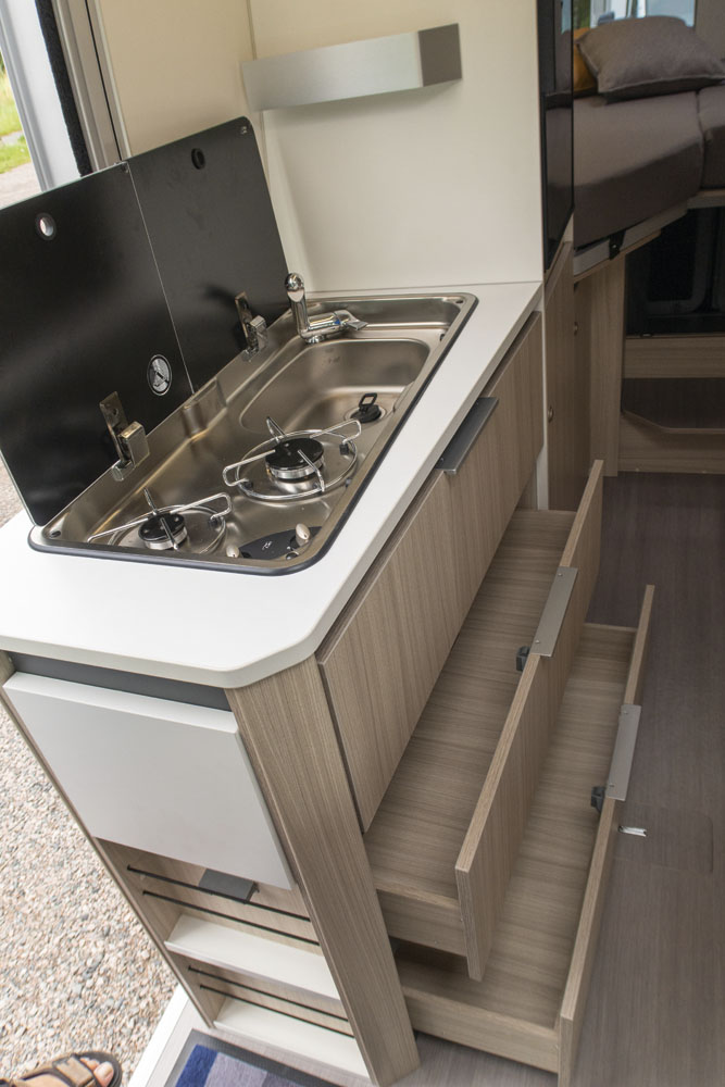 Adria Twin Axess 640 SL kök