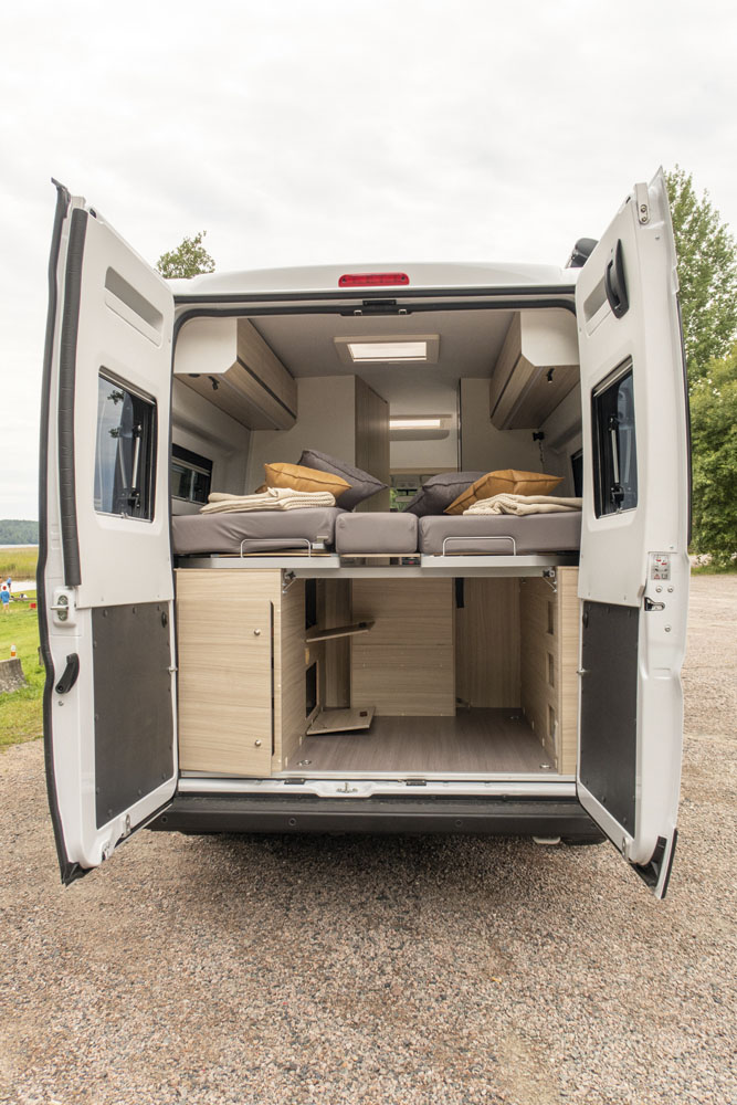 Adria Twin Axess 640 SL garage.