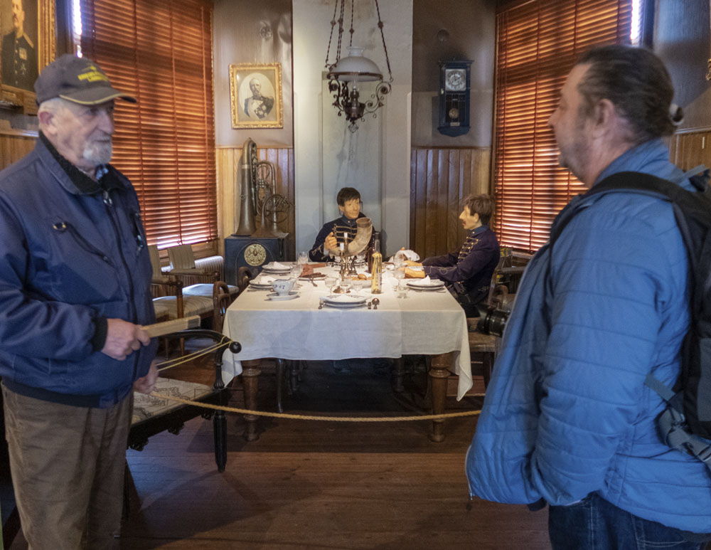 Claes Isacsson är guide och berättar med stor inlevelse och entusism om soldatlivet och om tiderna som flytt.