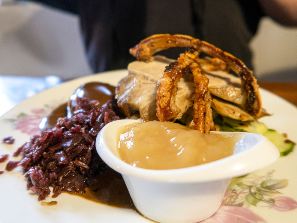 Fläskskestek med potatis, sås, rödkål och äppelmos är en klassiker hos Bialitt.