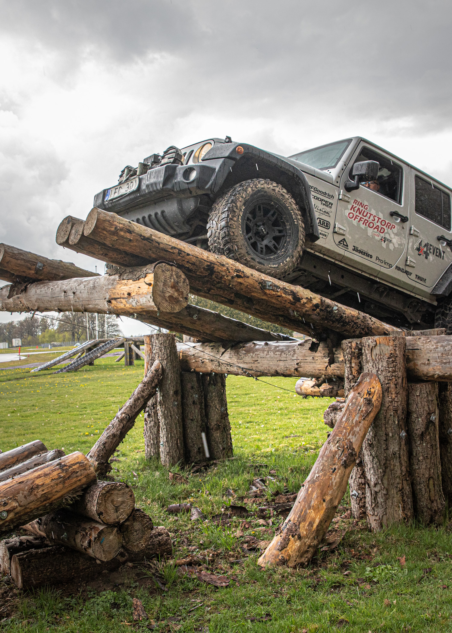 En Jeep på väg upp på en vippbräda som inte har tippat över än.