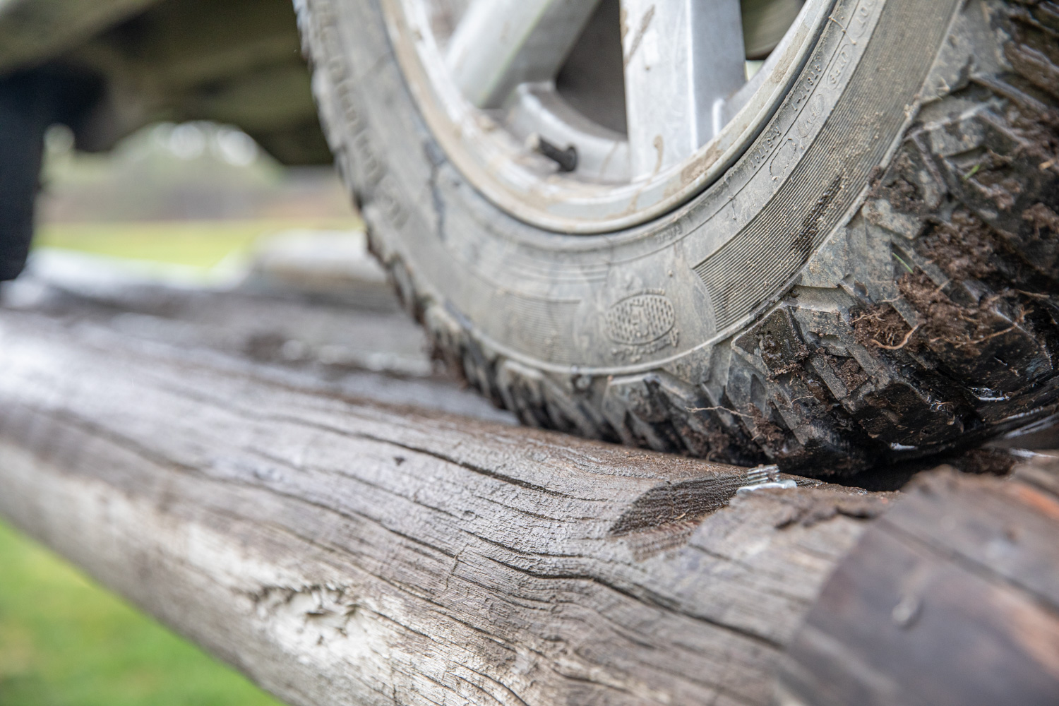 Däcken på en Jeep är grova.