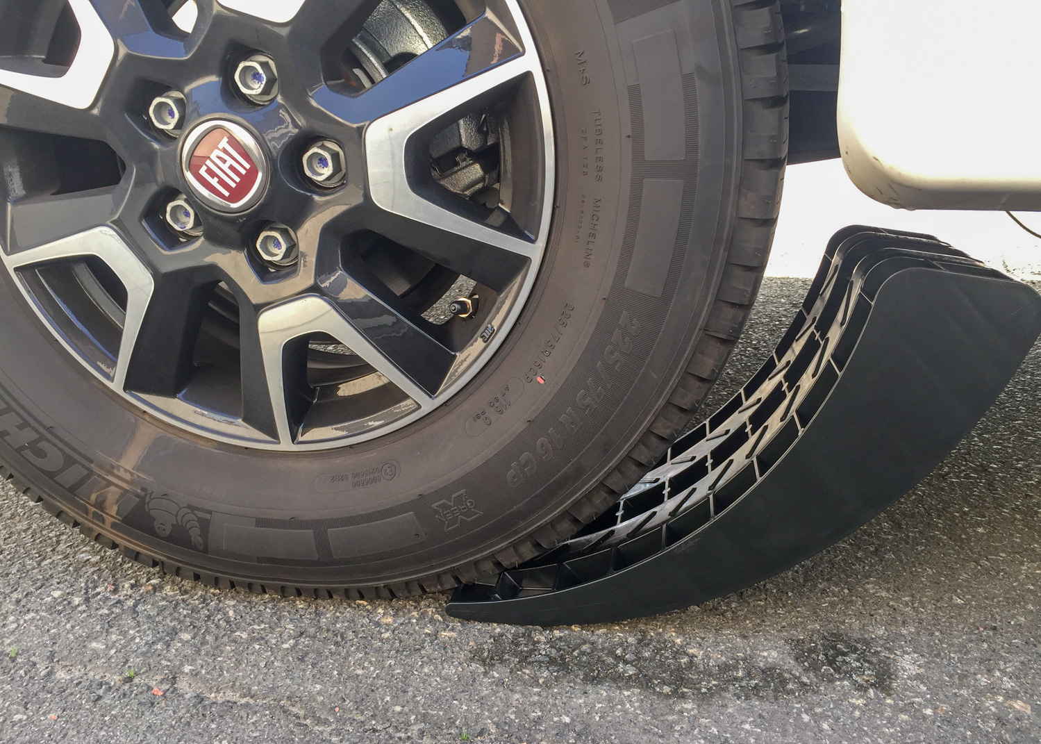 Ett hjul av Fiat-modell ska köra upp på en kloss.