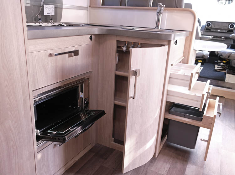 Kabe Travelmaster Royal X780 LXL kök.