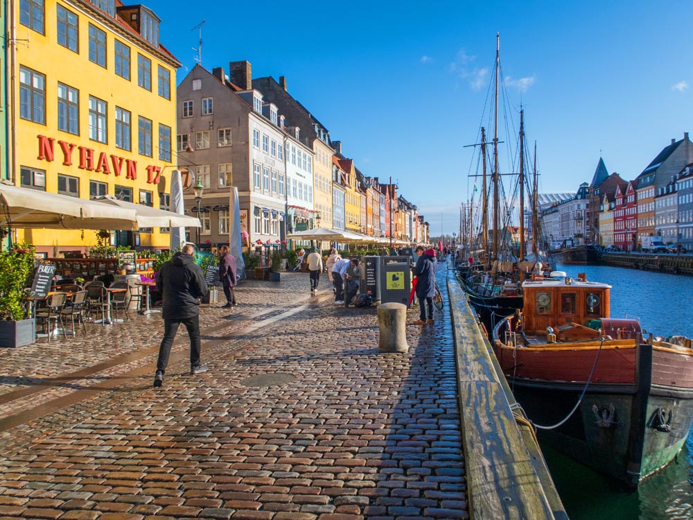 Färgglada hus vid vatten.