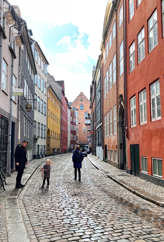 Gata med kullersten i Köpenhamn.