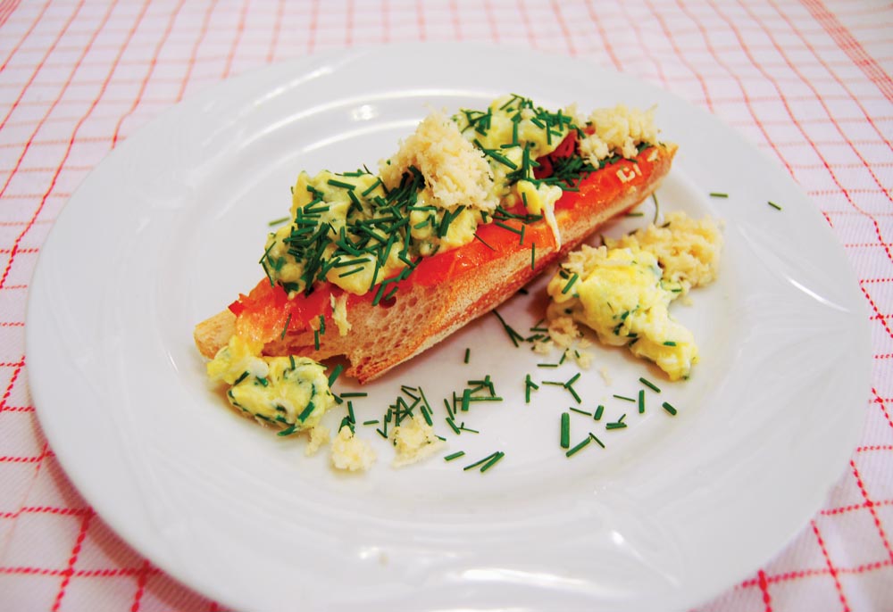 Laxmacka med äggröra