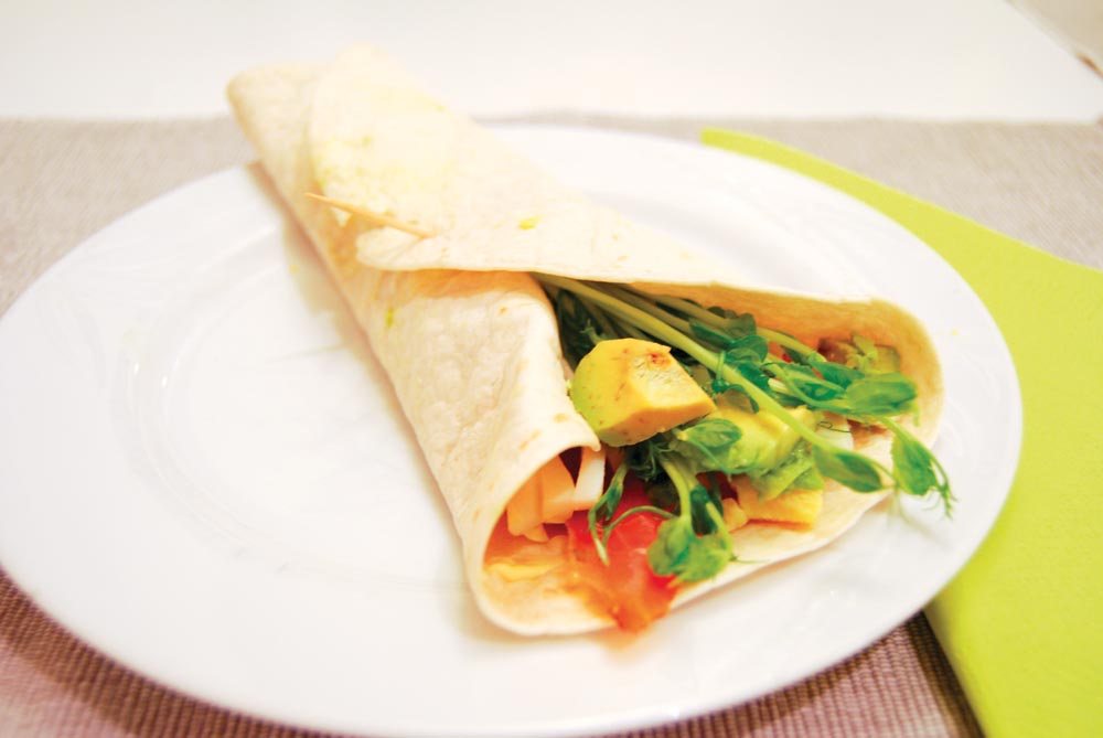 Laxwrap med avokado, ägg och ärtskott