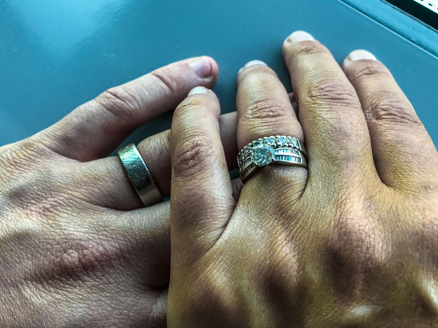 Två vackra händer som är lite grönskimrande och har en fin lyster.