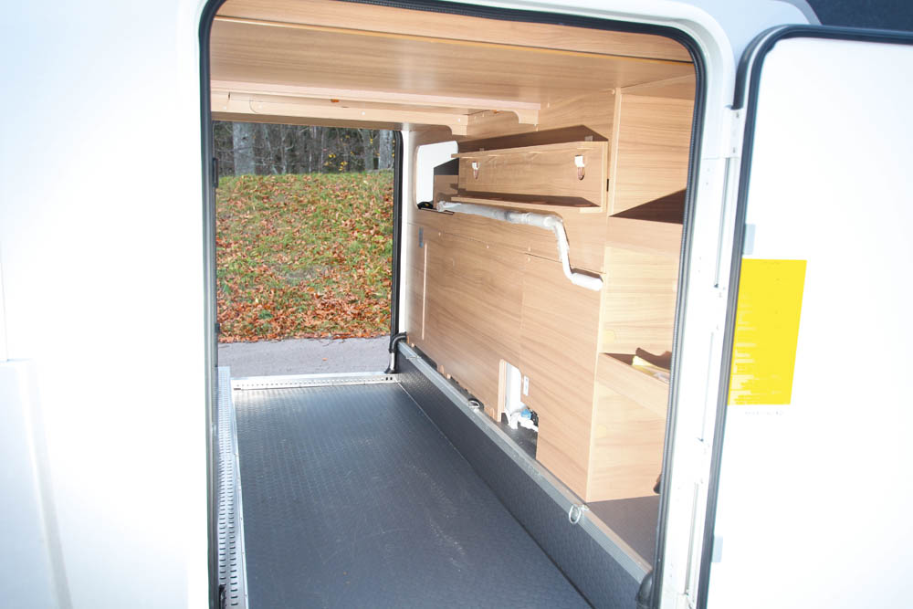 Adria Coral Supreme S670 DL garage.