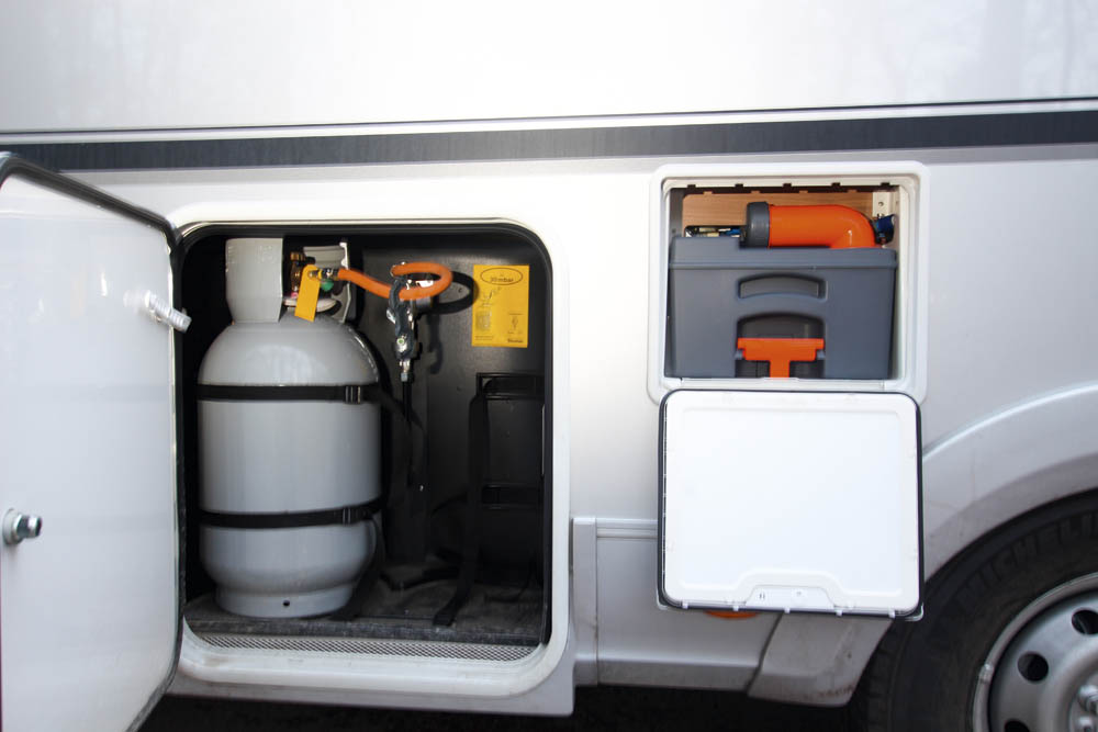 Adria Coral Supreme S670 DL luckor för gasol och latrin.