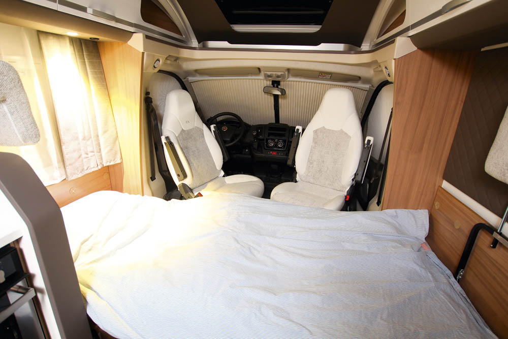 Adria Coral Supreme S670 DL bäddbar dinett.