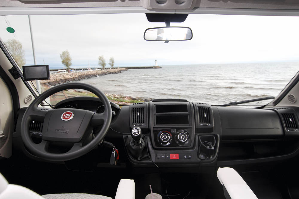 Adria Coral Supreme S670 DL förarmiljö. Fiat Ducato.