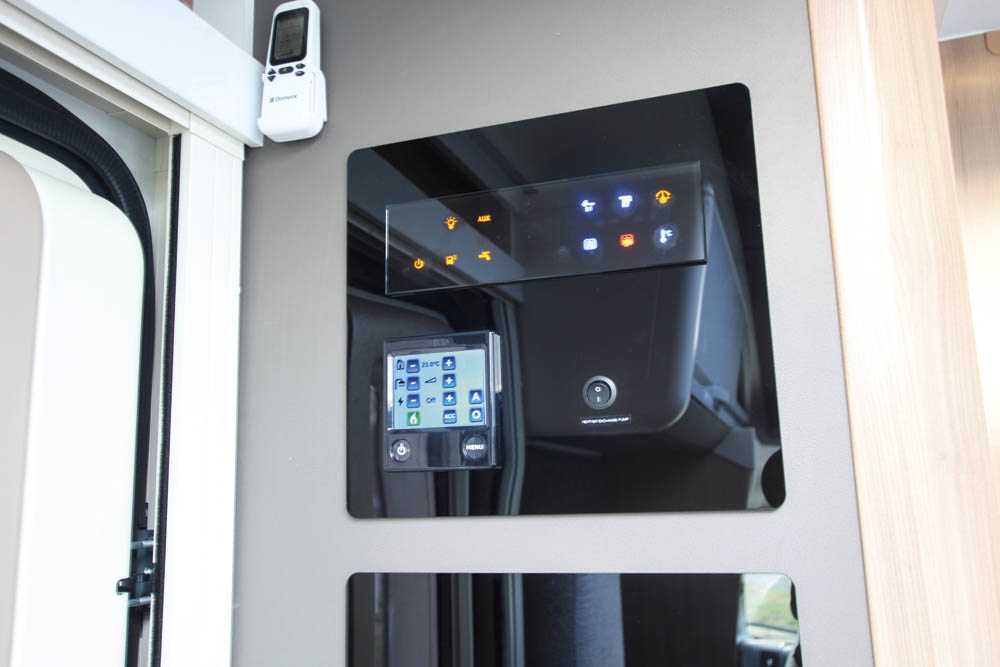 Adria Coral Supreme S670 DL panel.